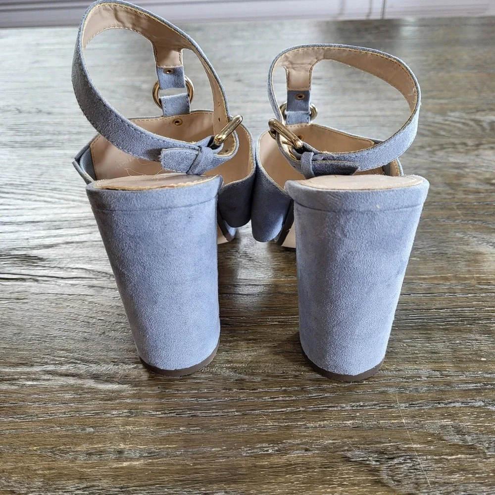 Forever 21 Womens Light Blue Faux Suede Block Heel Sandals Gold Hardware Size 7